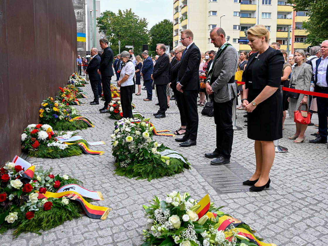 Gedenkkränze in der Ackerstraße