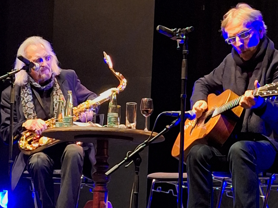 Foto der beiden Musiker auf der Bühne