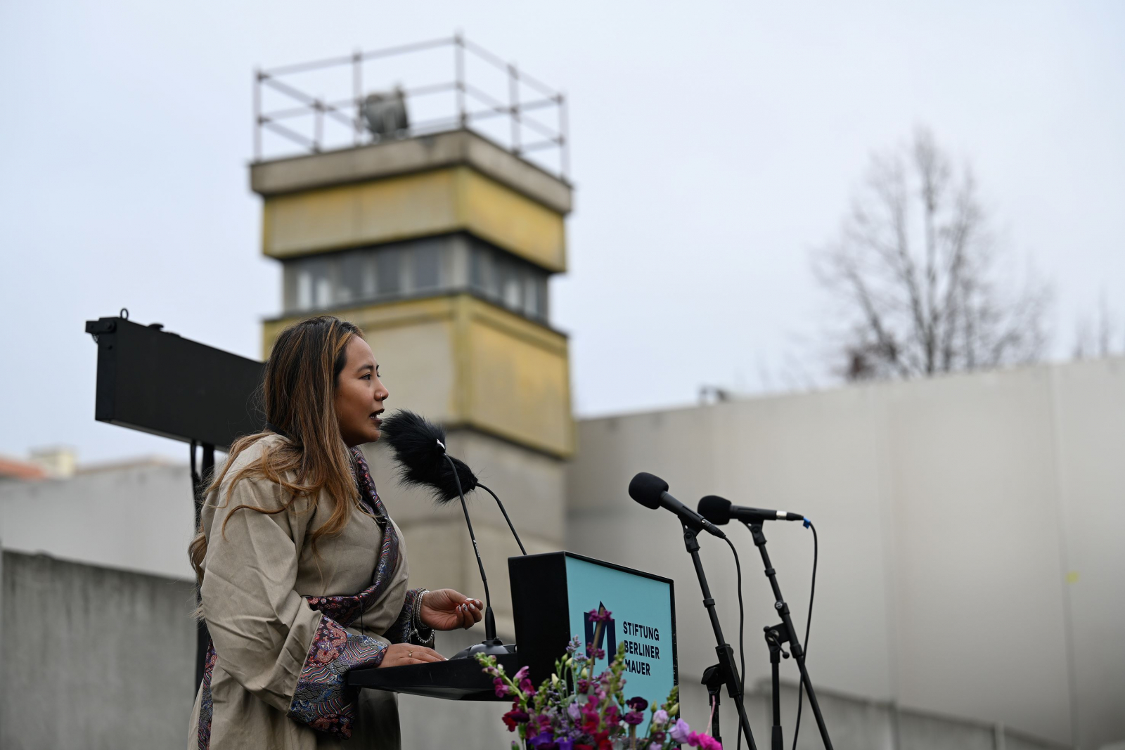 Chemi Lhamo bei Ihrer Ansprache an der Hinterlandmauer