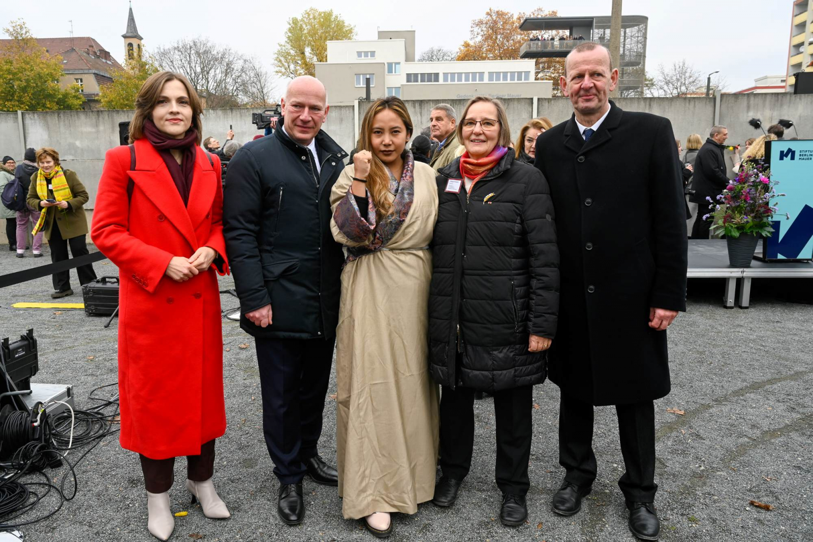 Personen stehen zusammen für ein Foto
