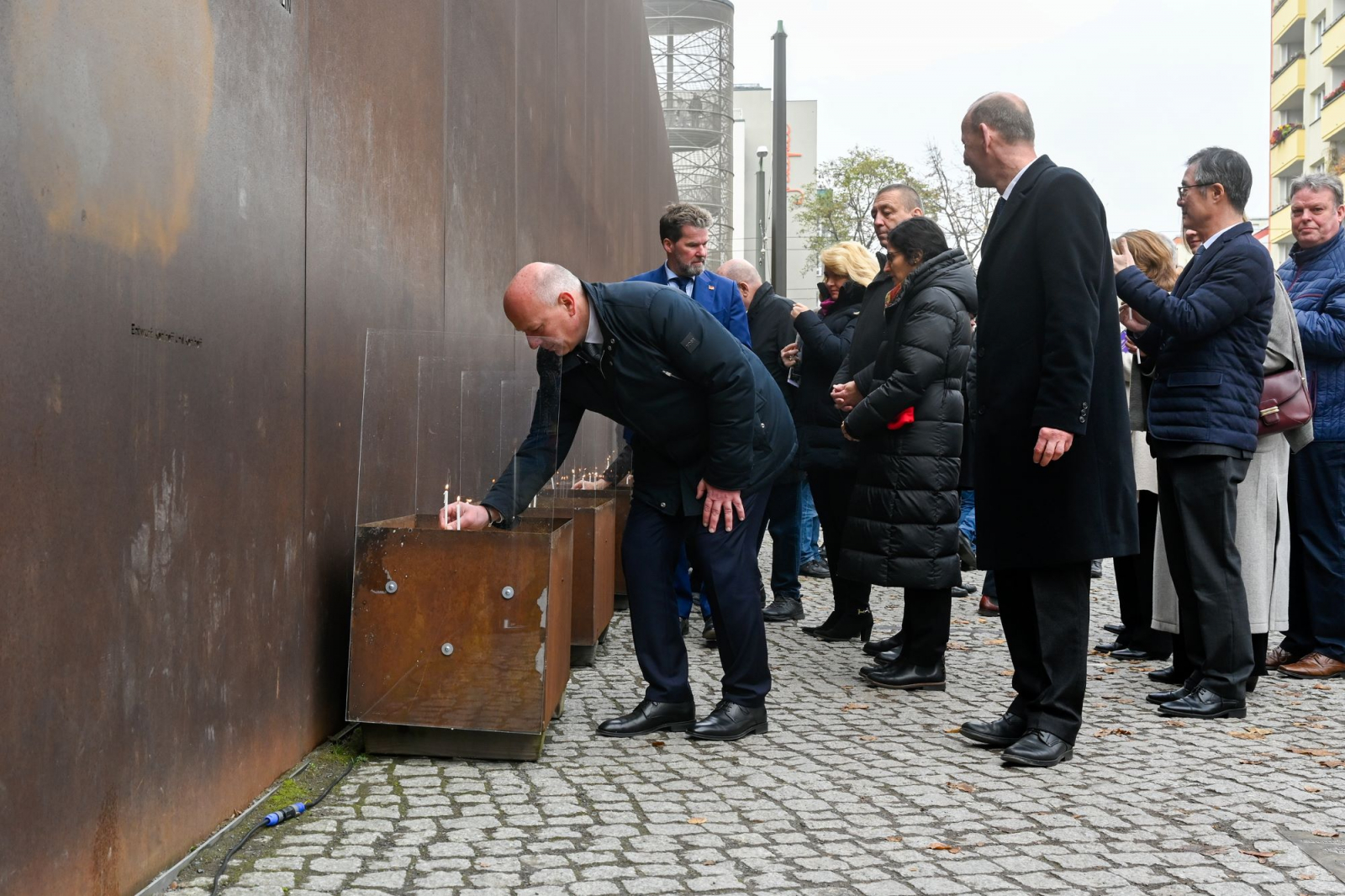 Der Bürgermeister entzündet eine Kerze