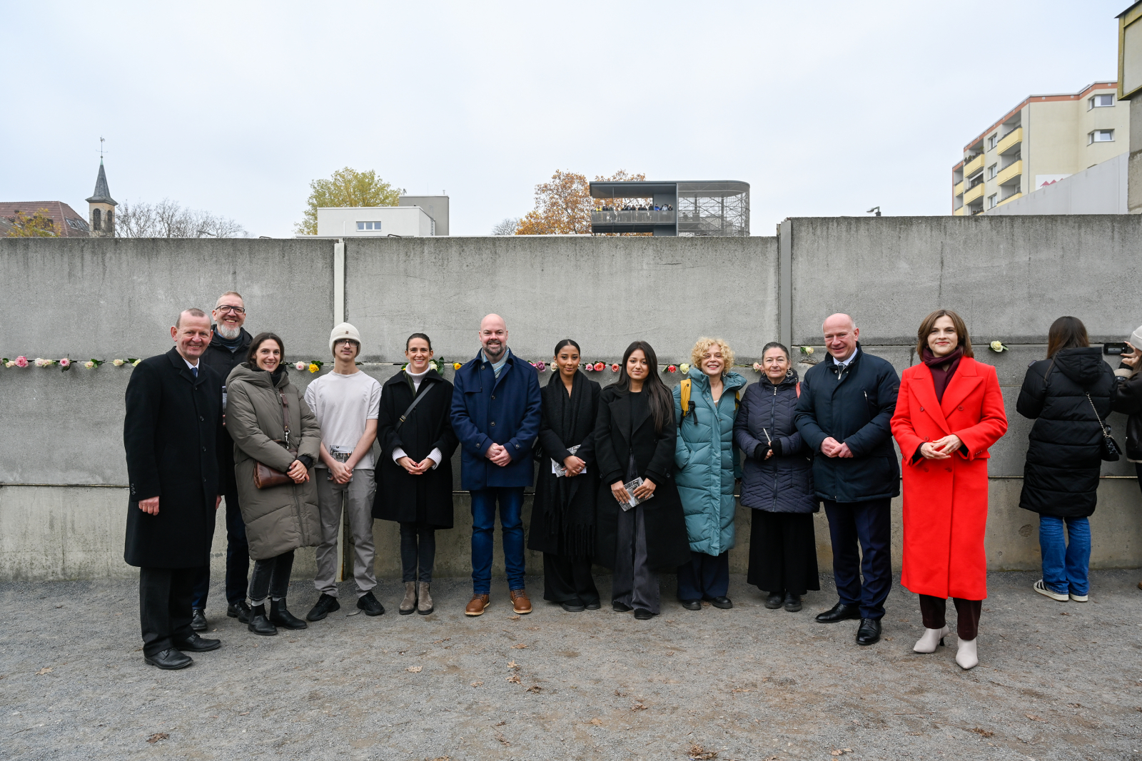 Gruppe von Menschen vor der Hinterlandmauer