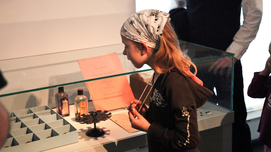 Kind in der Ausstellung