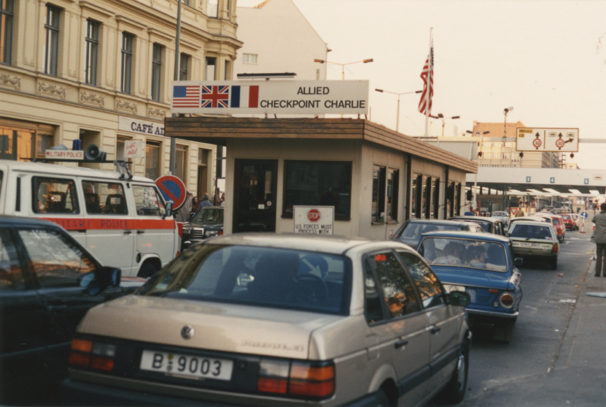 Autos fahren über die Grenze am Checkpoint Charlie