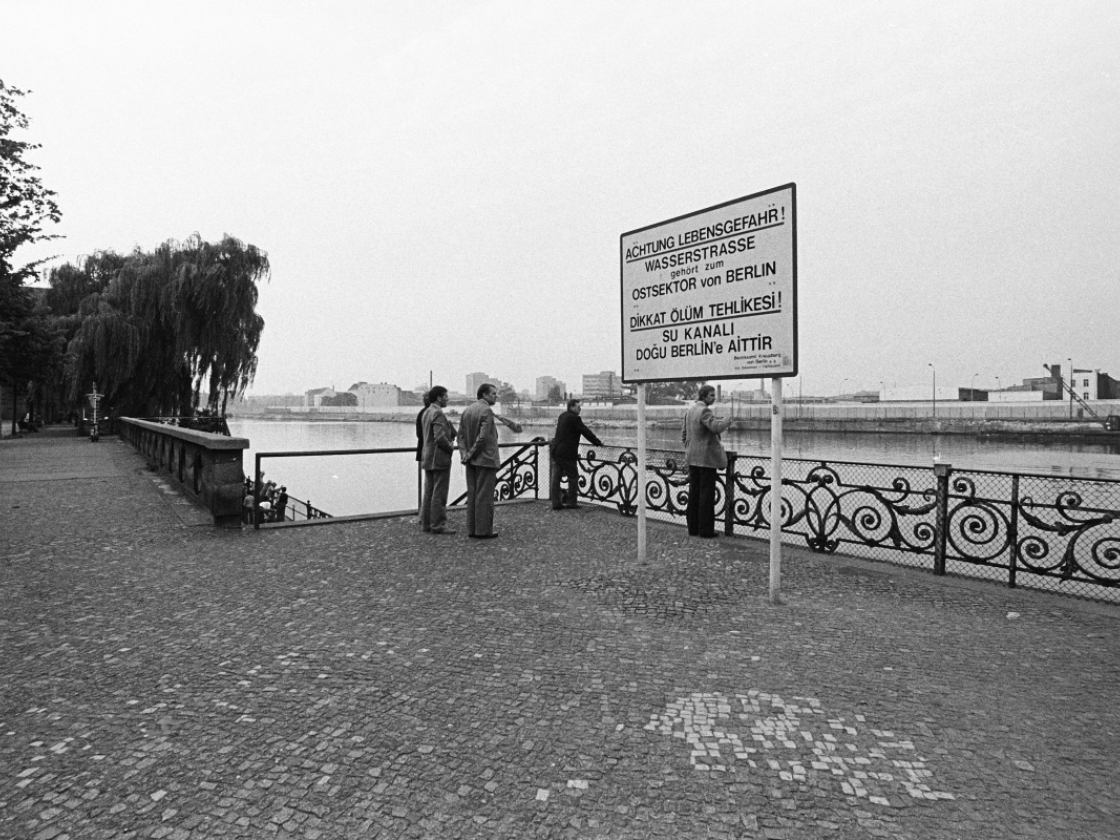 Zweisprachiges Warnschild am West-Berliner Gröbenufer