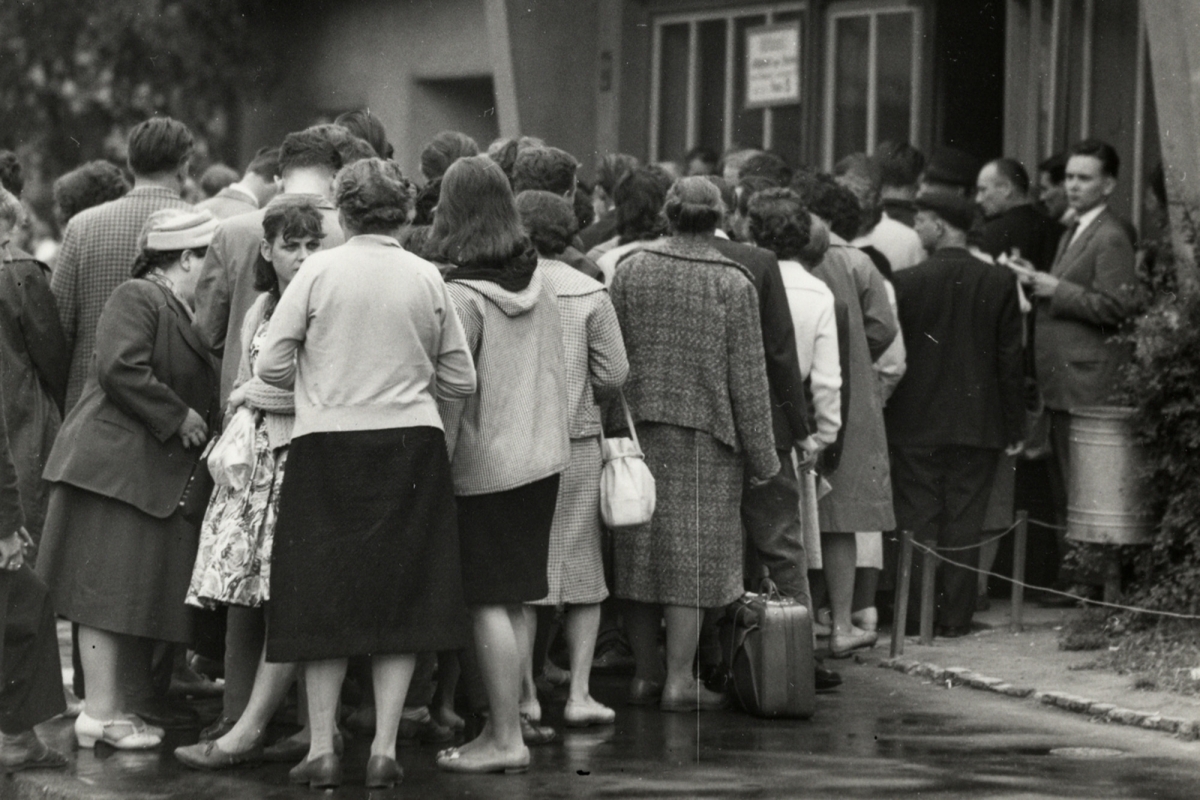 Wartende vor dem Notaufnahmelager