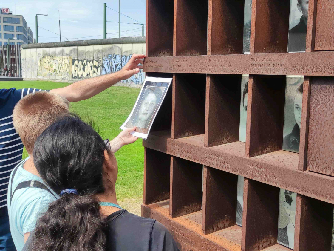 Guide am Fenster des Gedenkens