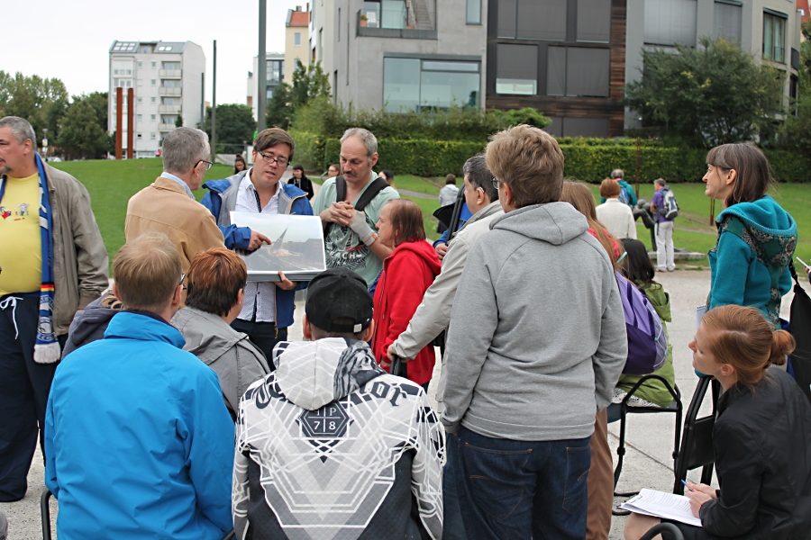 Eine Gruppenführung in der Gedenkstätte Berliner Mauer