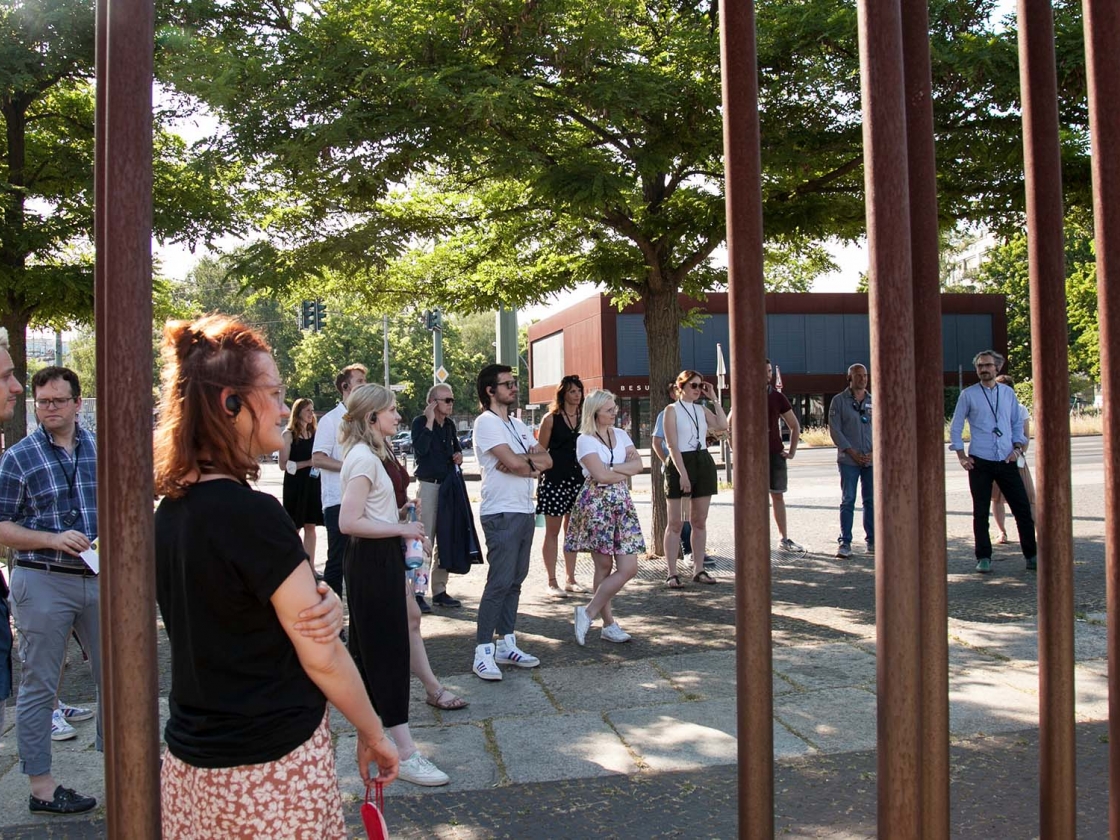 Eine Gruppe in der Bernauer Straße