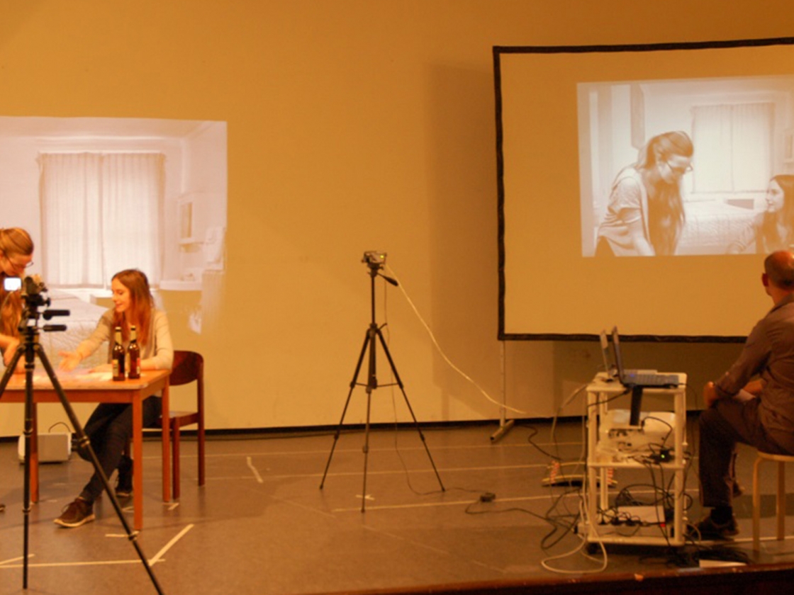 Jugendliche auf der Bühne