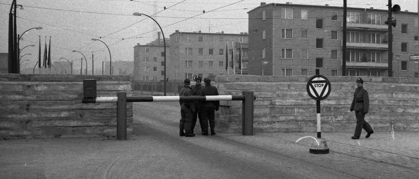 Schwarz-Weiß-Bild der Mauer