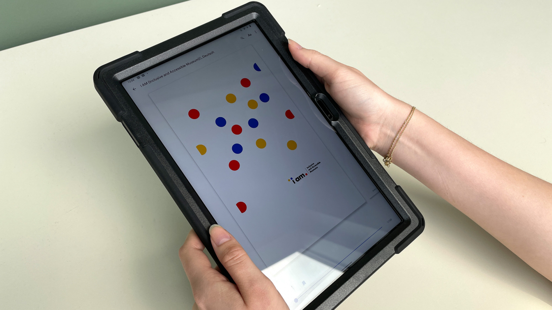 Hände halten eine Ebook