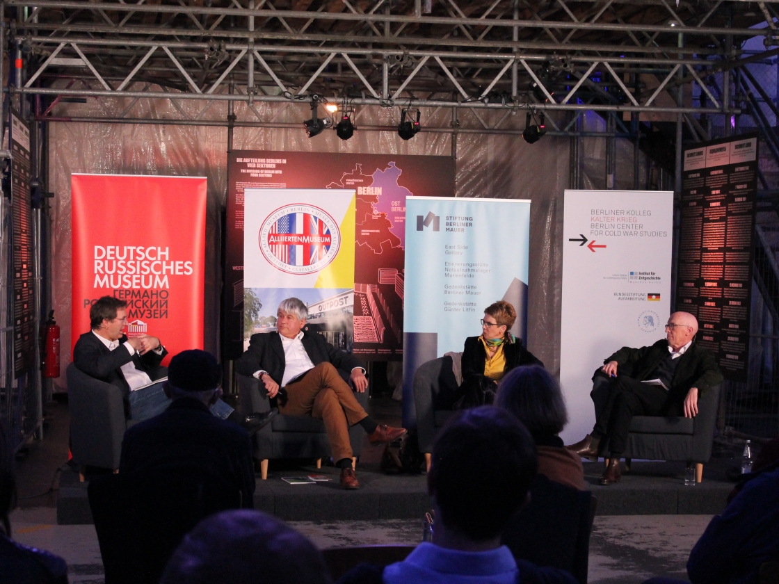 Podiumsdiskussion mit vier Gästen