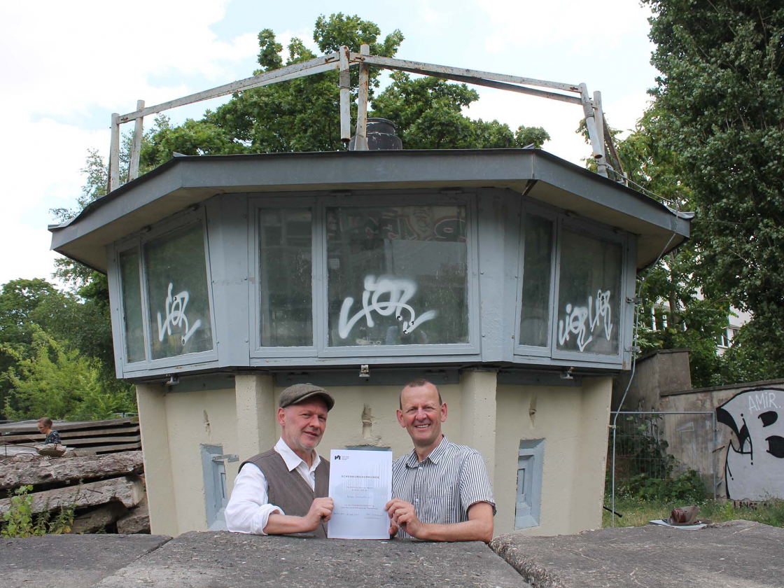 Foto vor dem Wachturm