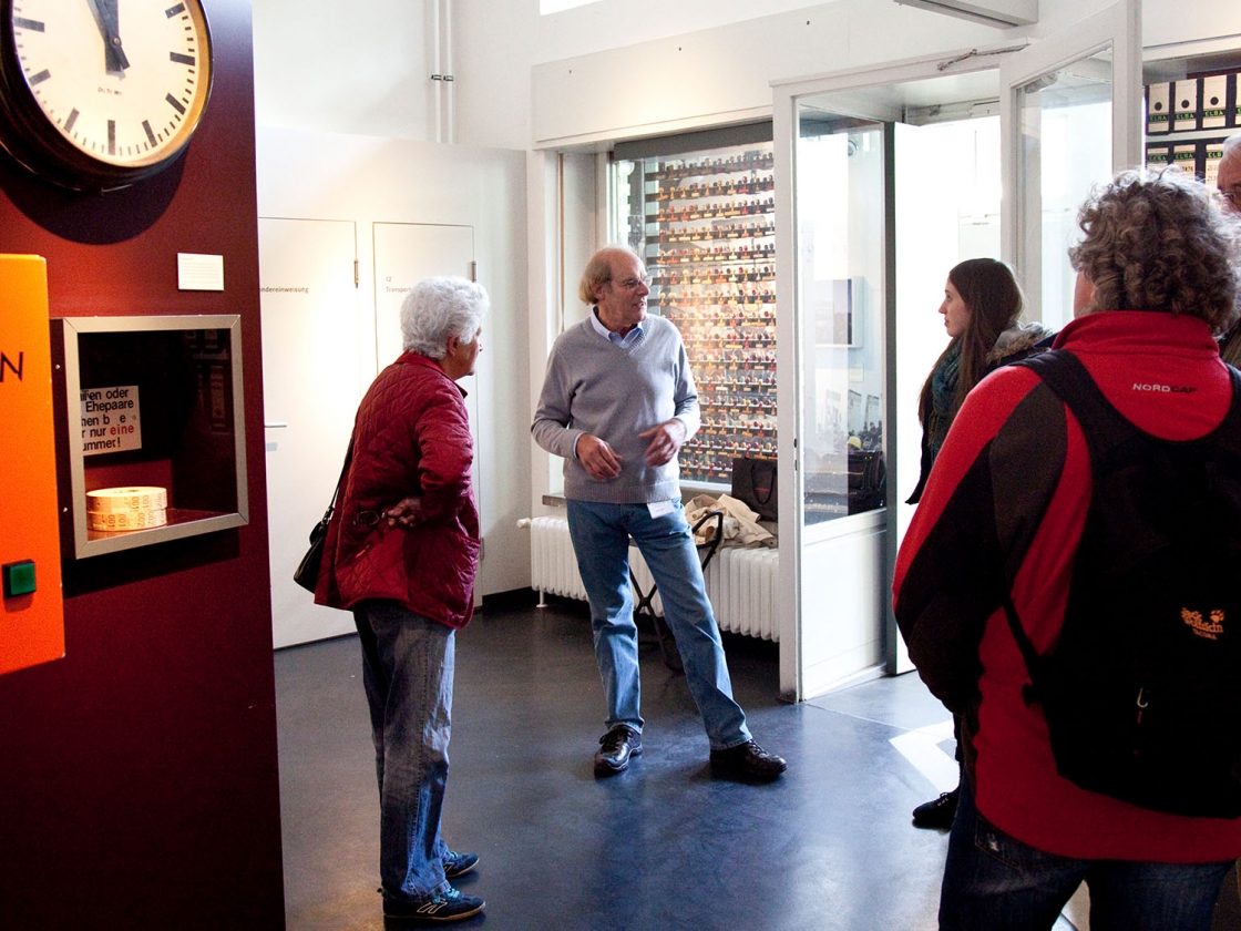 Menschen in der Ausstellung der Erinnerungsstätte