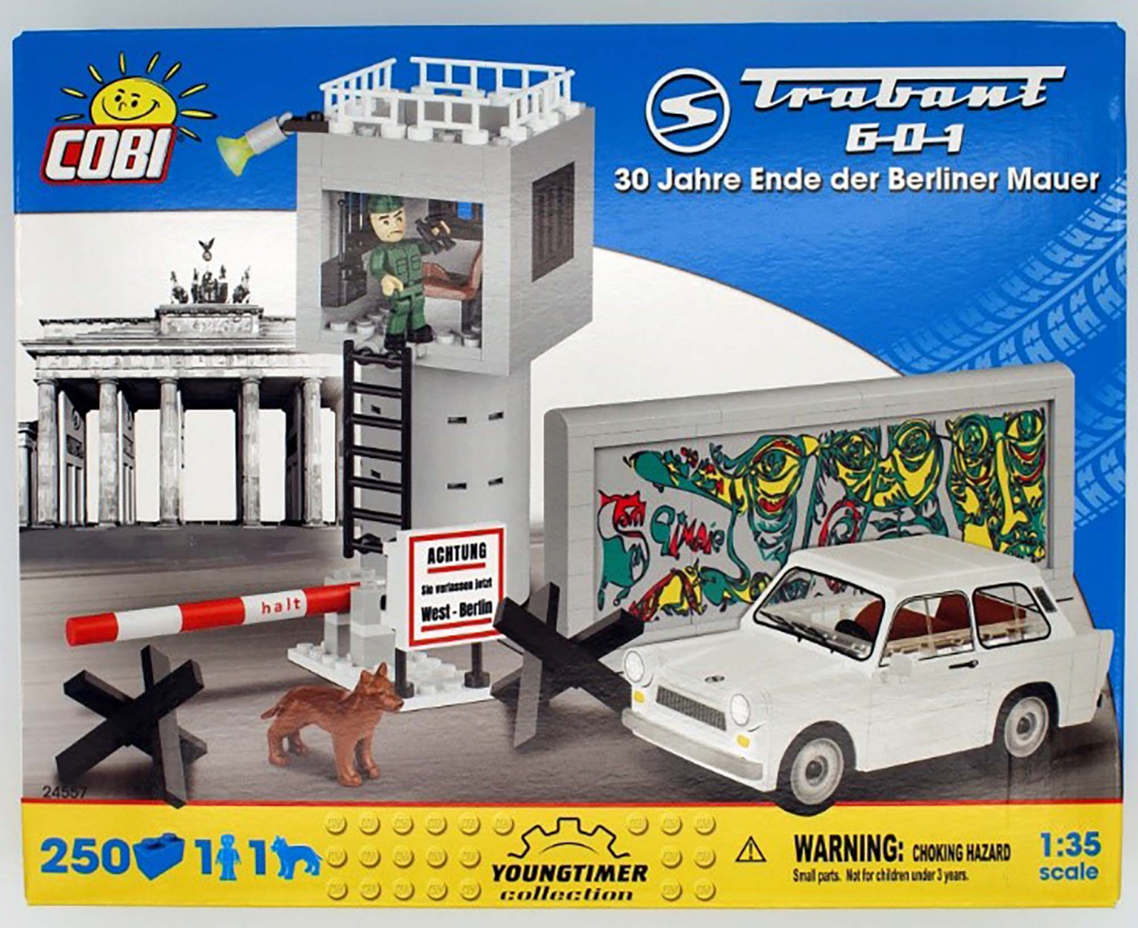 Eingepacktes Klemmbausteinspiel wo ein Trabi, das Brandenburger Tor und ein Wachturm inkludiert sind