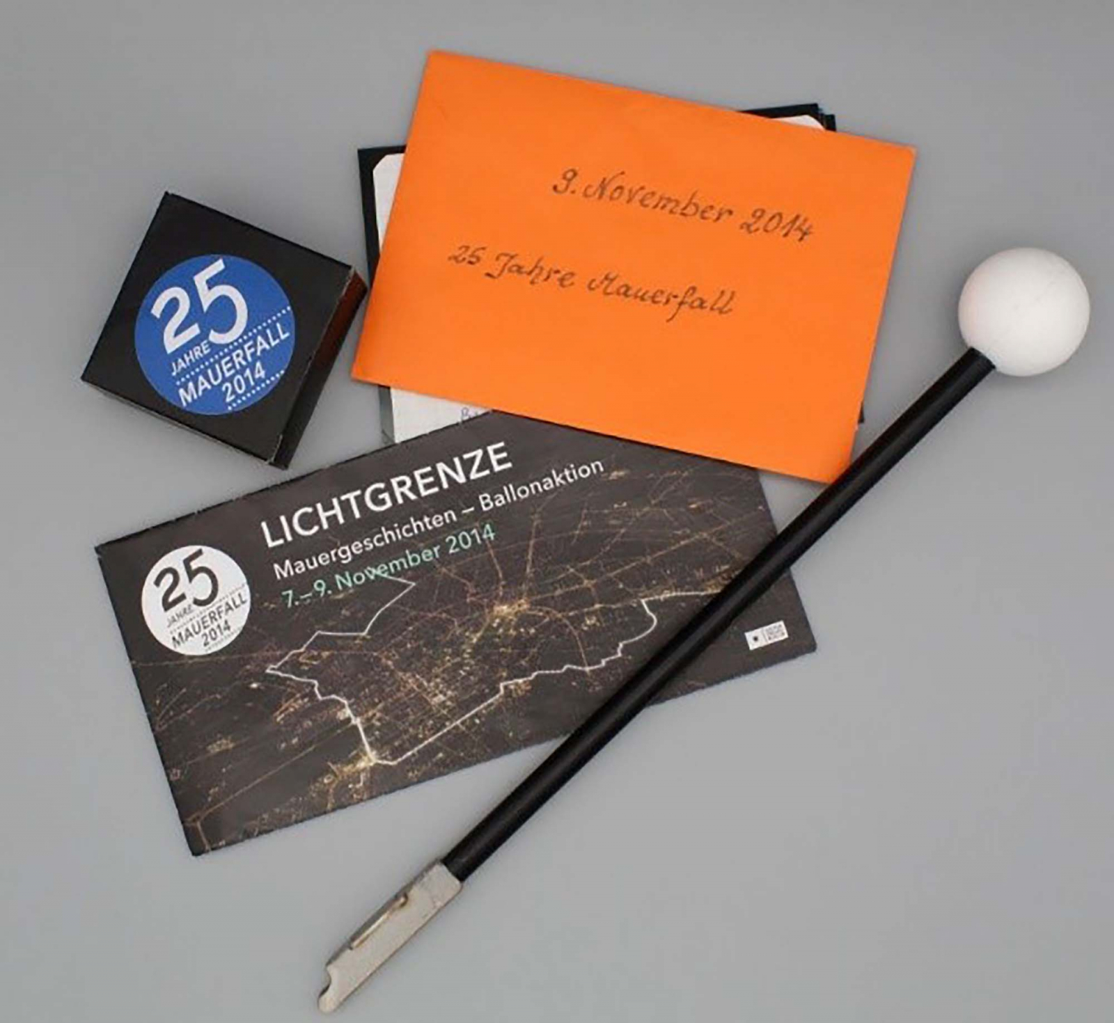 Schließhebel, Briefumschlag und Flyer sind zu sehen 