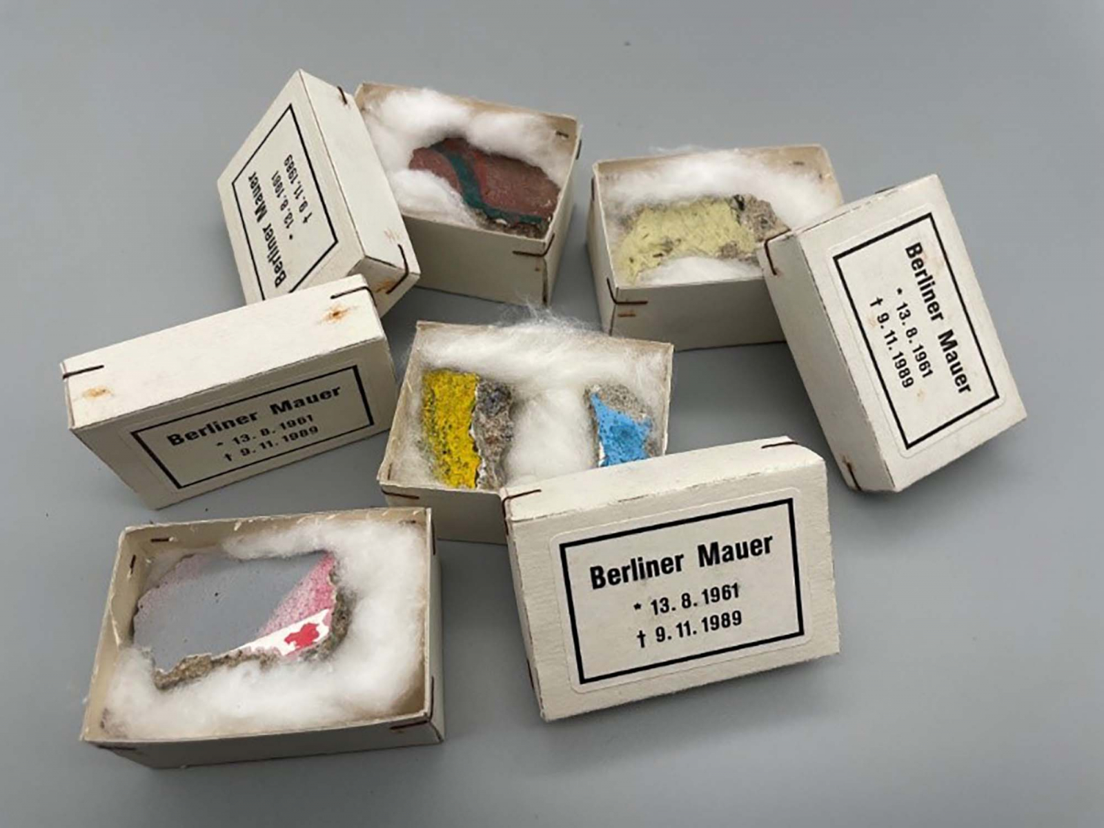 Eingepackte kleine Teile der Berliner Mauer
