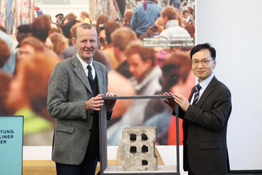 Übergabe des Steins