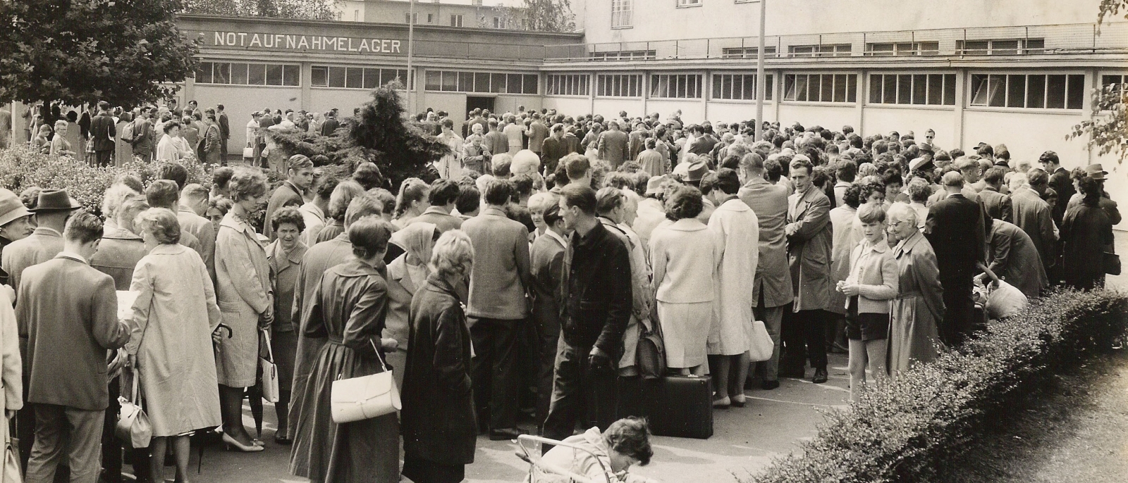 Menschen im Hof des Notaufnahmelagers