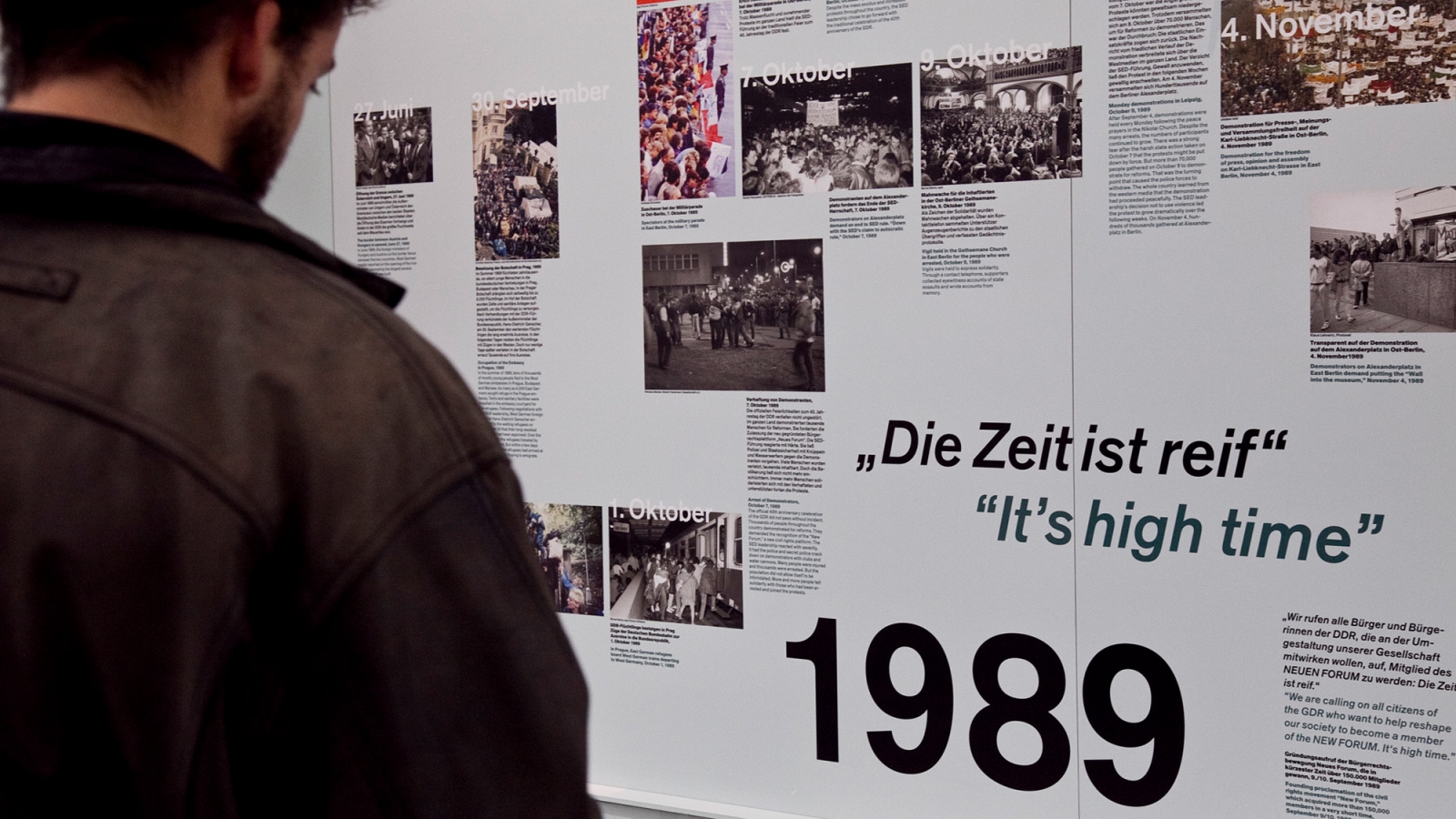 Ein Mensch blickt auf eine Ausstellungstafel