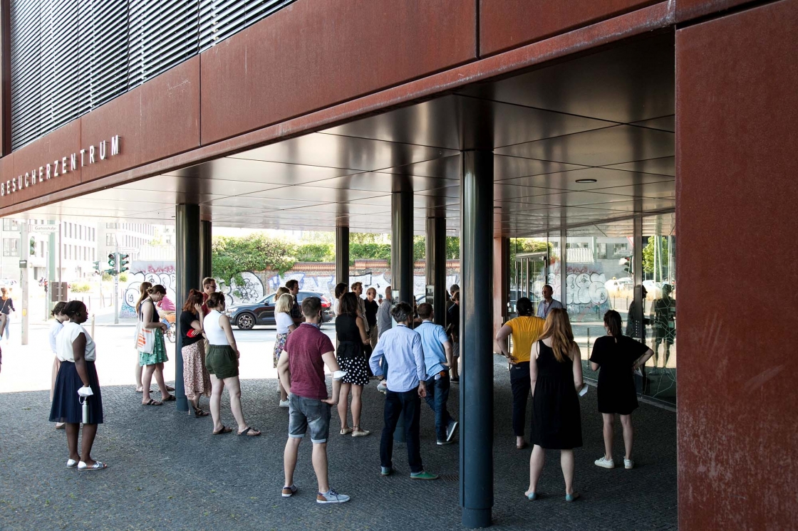 Eine Führungsgruppe vor dem Besucherzentrum