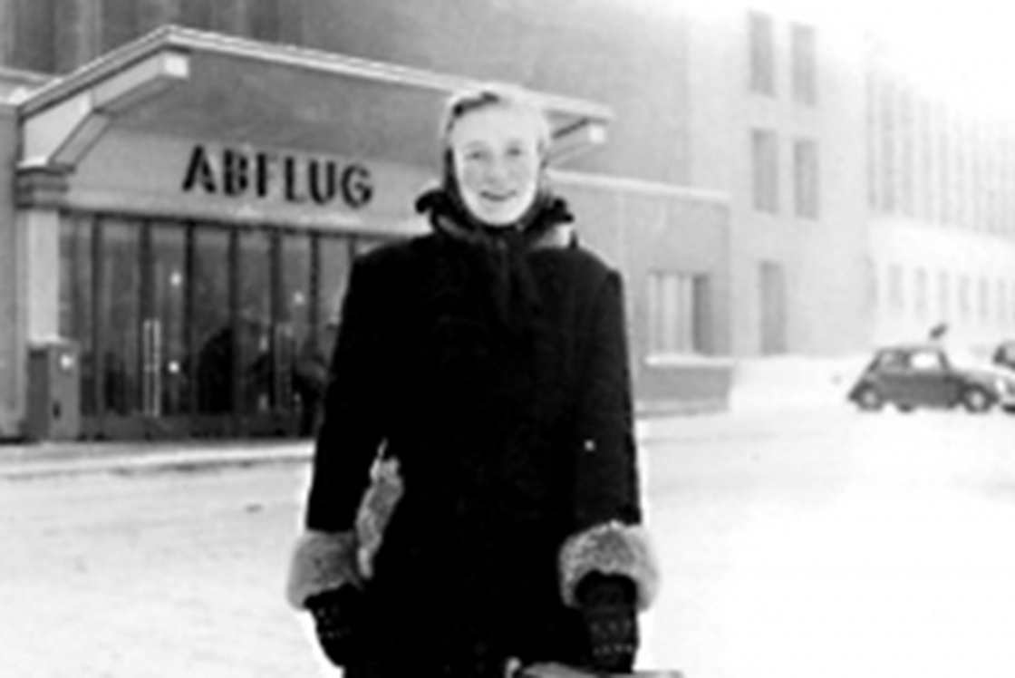 Frau in Schwarz Weiß