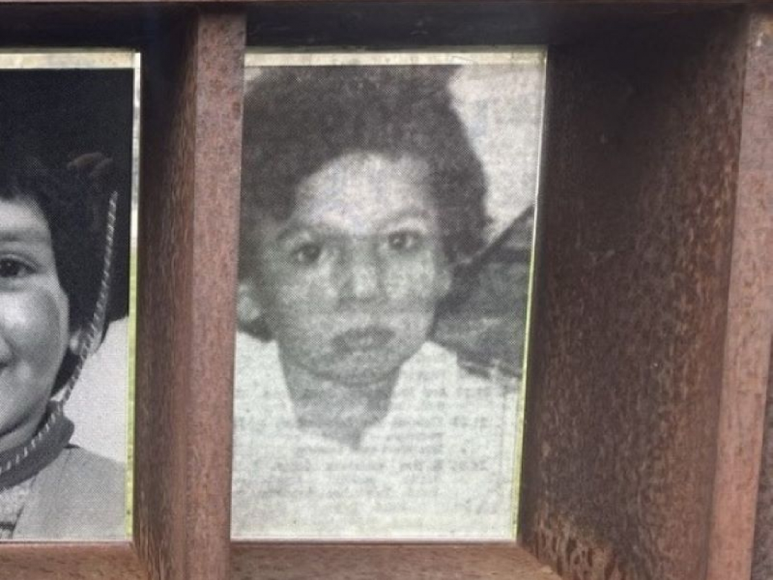 Foto vom Fenster des Gedenkens mit Portrait von Çetin Mert