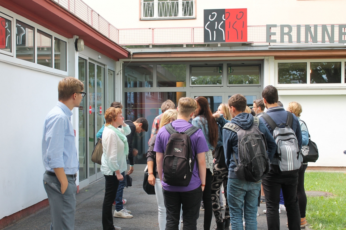 Gruppe an der Erinnerungsstätte Notaufnahmelager Marienfelde