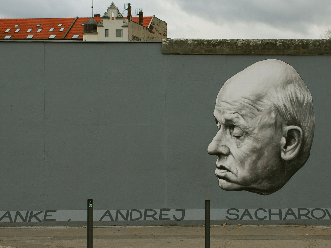 Ein Mauer-Bild von Dmitry Vrubel