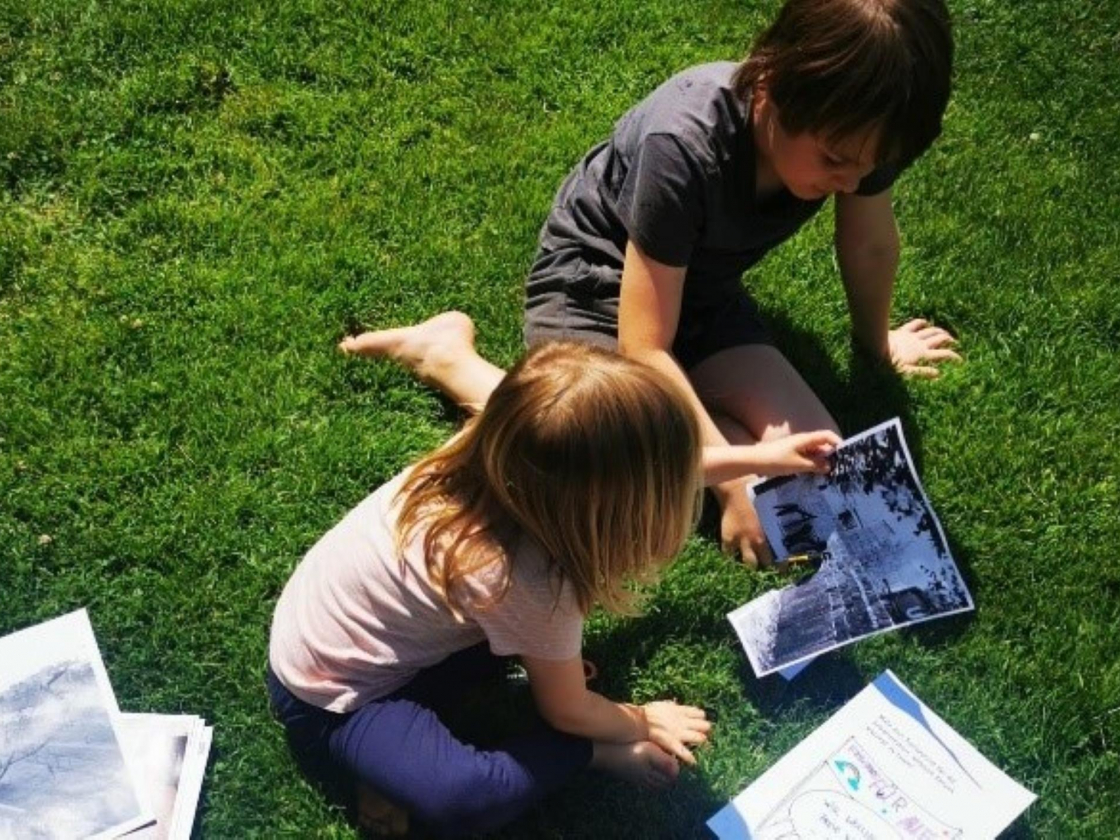 Kinder schauen auf historisches Bildmaterial