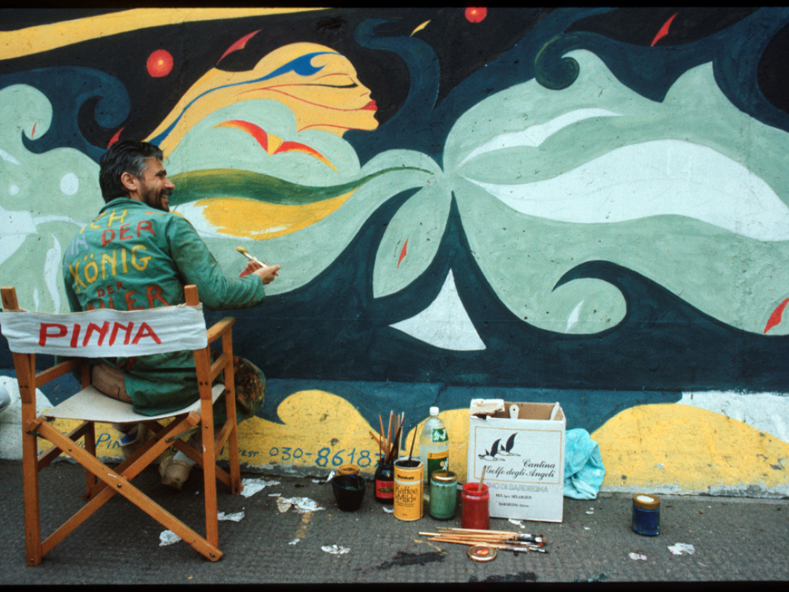 Künstler vor East Side Gallery